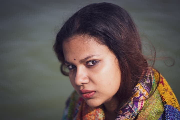 woman-wears-colorful-scarf